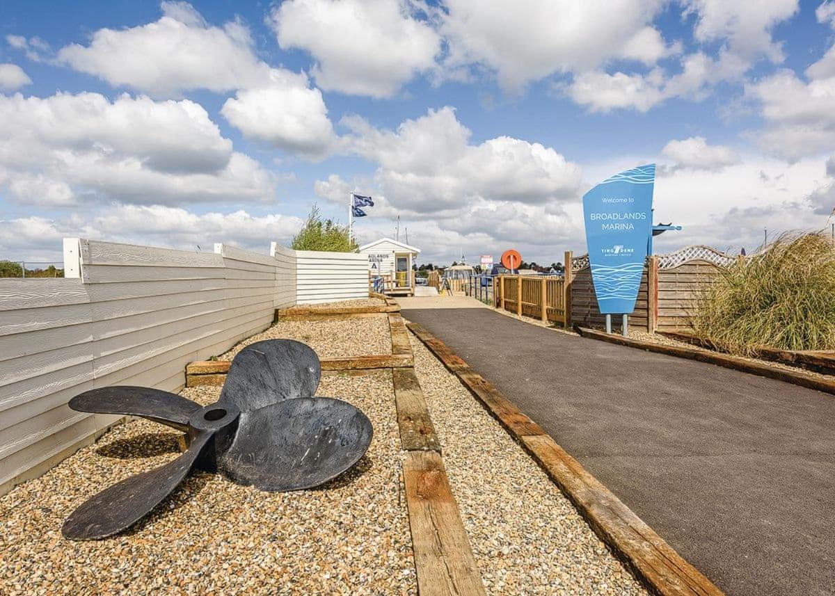 Hotel Broadlands Park And Marina Pakefield Exteriér fotografie